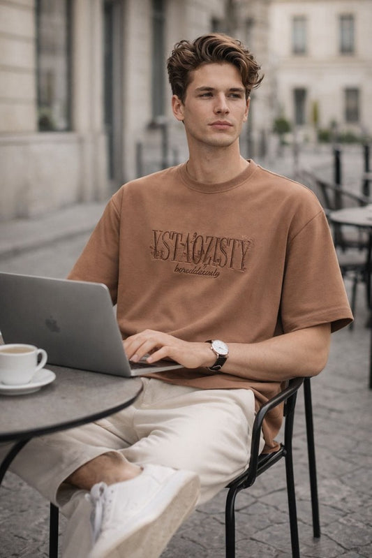 THE MEN THING STILL FORM BOX TEE Oversized T-Shirt – Sandstone Tan