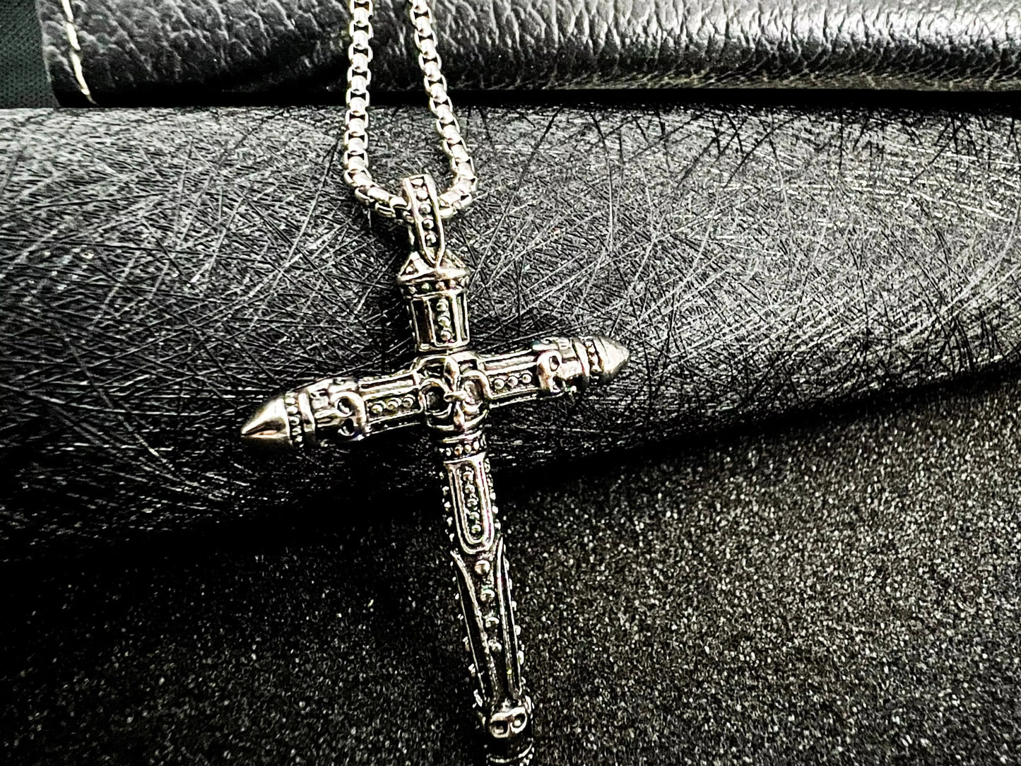THE MEN THING Alloy Pattern Cross Pendant with Pure Stainless Steel 24inch Chain for Men, Milan trending Style - Round Box Chain & Pendant for Men & Boy
