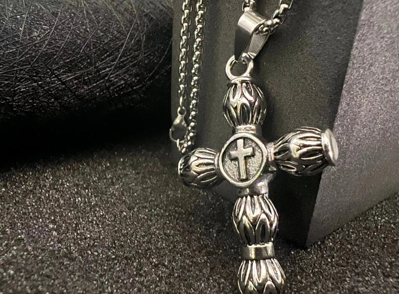 THE MEN THING Alloy Round Cross Pendant with Pure Stainless Steel 24inch Chain for Men, American trending Style - Round Box Chain & Pendant for Men & Boy
