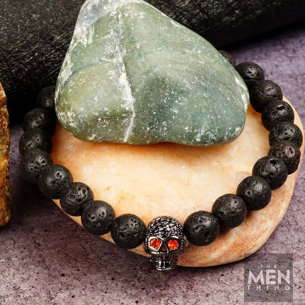 इंटरनो ब्लैक स्कल - प्राकृतिक मोतियों का ब्रेसलेट - ऑक्सी ब्लैक टोन्ड खोपड़ी जिसमें आंखों में लाल पत्थर है (7 इंच)