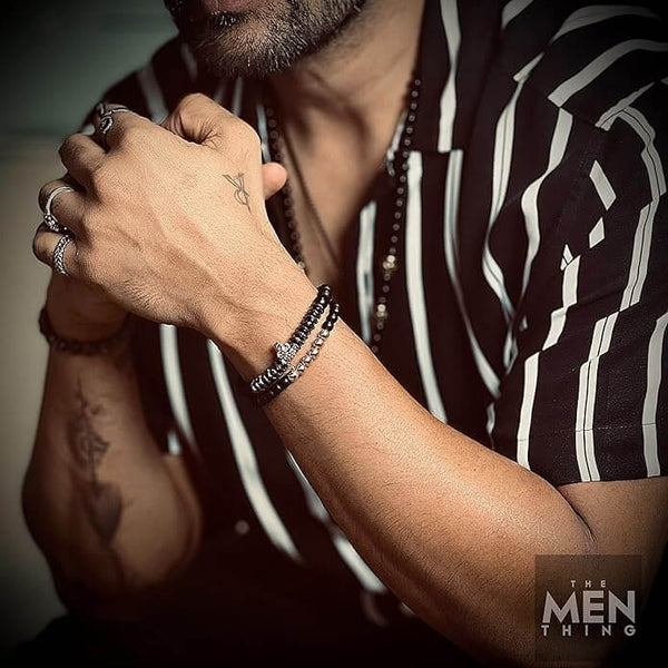 लावा एम्ब्रेस स्कुल डुओ- ब्लैक गोल्ड टोन - प्राकृतिक ज्वालामुखीय पत्थर के साथ मोती कंगन - 7 इंच स्ट्रेच ब्रेसलेट