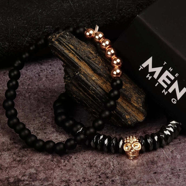 लावा एम्ब्रेस स्कुल डुओ- ब्लैक गोल्ड टोन - प्राकृतिक ज्वालामुखीय पत्थर के साथ मोती कंगन - 7 इंच स्ट्रेच ब्रेसलेट