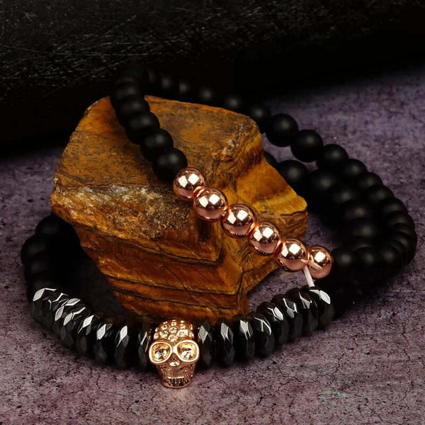 लावा एम्ब्रेस स्कुल डुओ- ब्लैक गोल्ड टोन - प्राकृतिक ज्वालामुखीय पत्थर के साथ मोती कंगन - 7 इंच स्ट्रेच ब्रेसलेट