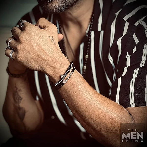 लावा एम्ब्रेस स्कल डुओ - गोल्ड टोन्ड - प्राकृतिक ज्वालामुखी पत्थर के साथ मोतियों का ब्रेसलेट - 7 इंच स्ट्रेच ब्रेसलेट