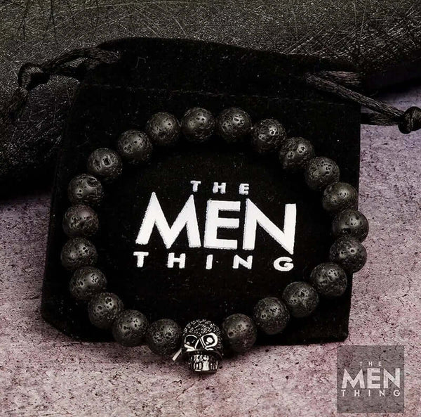 लावा खोपड़ी डार्क नाइट - प्राकृतिक ज्वालामुखी पत्थर के साथ मोती कंगन - 7 इंच खिंचाव कंगन