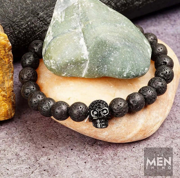 लावा खोपड़ी डार्क नाइट - प्राकृतिक ज्वालामुखी पत्थर के साथ मोती कंगन - 7 इंच खिंचाव कंगन