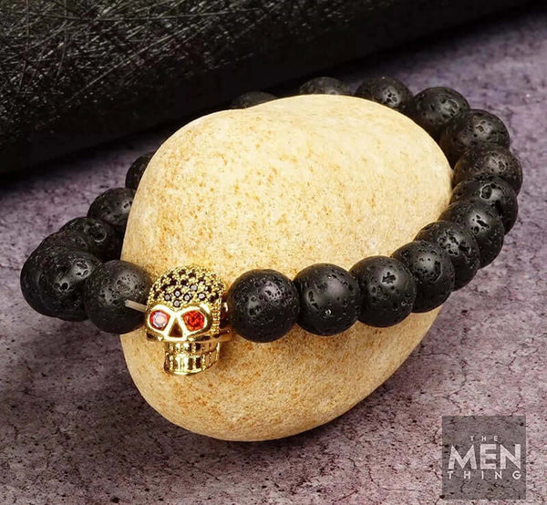 लावा खोपड़ी लाल आँख - प्राकृतिक ज्वालामुखी पत्थर के साथ मोती कंगन - 7 इंच खिंचाव कंगन