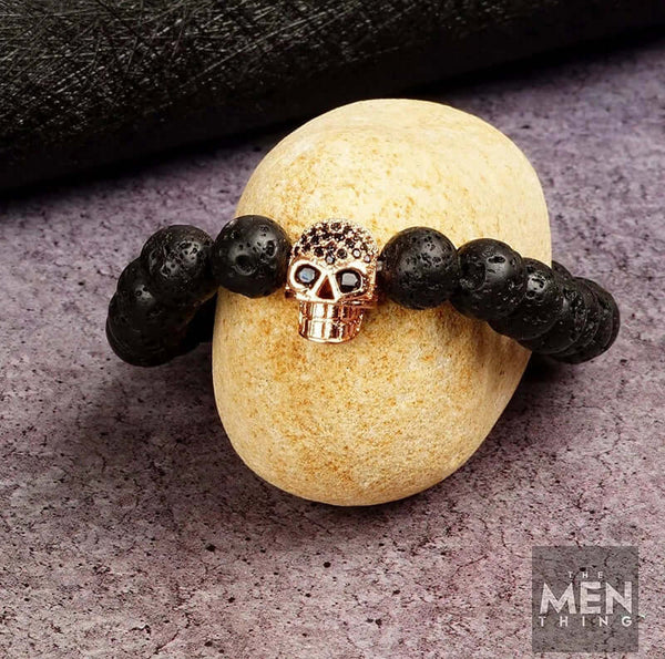 लावा खोपड़ी गुलाब सोने टोन - प्राकृतिक ज्वालामुखी पत्थर के साथ मोती कंगन - 7 इंच खिंचाव कंगन