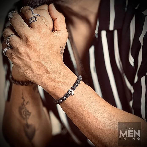 लावा खोपड़ी चांदी टोन - प्राकृतिक ज्वालामुखी पत्थर के साथ मोती कंगन - 7 इंच खिंचाव कंगन