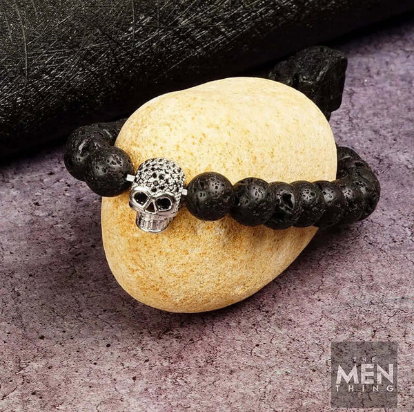 लावा खोपड़ी चांदी टोन - प्राकृतिक ज्वालामुखी पत्थर के साथ मोती कंगन - 7 इंच खिंचाव कंगन