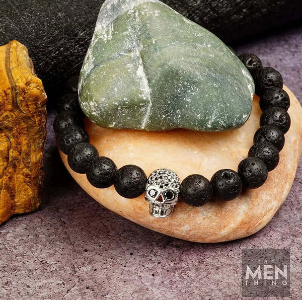 लावा खोपड़ी चांदी टोन - प्राकृतिक ज्वालामुखी पत्थर के साथ मोती कंगन - 7 इंच खिंचाव कंगन