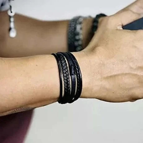 एड्रोनिक्स ब्लैक - लेदर ब्रेसलेट, पुरुषों और लड़कों के लिए स्टेनलेस स्टील मैग्नेटिक बकल के साथ लेदर मल्टी-लेयर ब्रेसलेट