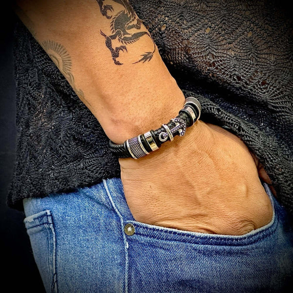 एंकर क्रैकन ब्लैक - पुरुषों और लड़कों के लिए स्टेनलेस स्टील मैग्नेटिक बकल के साथ असली लेदर ब्रेडेड ब्रेसलेट (8 इंच)