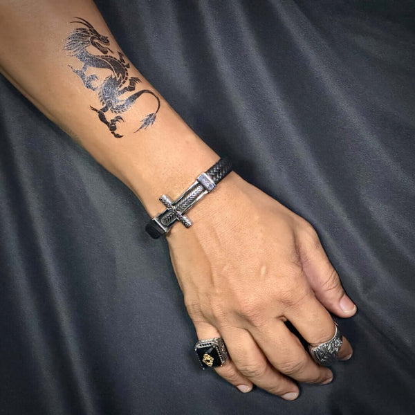 పలాడిన్ క్రాస్ బ్లాక్ - పురుషులు & అబ్బాయిల కోసం స్టెయిన్‌లెస్ స్టీల్ మాగ్నెటిక్ బకిల్‌తో కూడిన నిజమైన లెదర్ అల్లిన బ్రాస్‌లెట్ (8 అంగుళాలు)