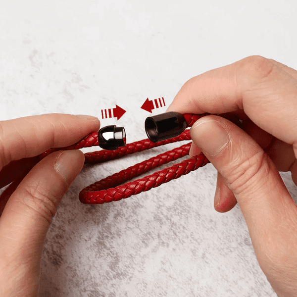 स्टारी ट्विन रेड - पुरुषों और लड़कों के लिए स्टेनलेस स्टील क्लैस्प मैग्नेटिक बकल के साथ अमेरिकी स्टाइल असली ब्रेडेड लेदर ब्रेसलेट (8 इंच)