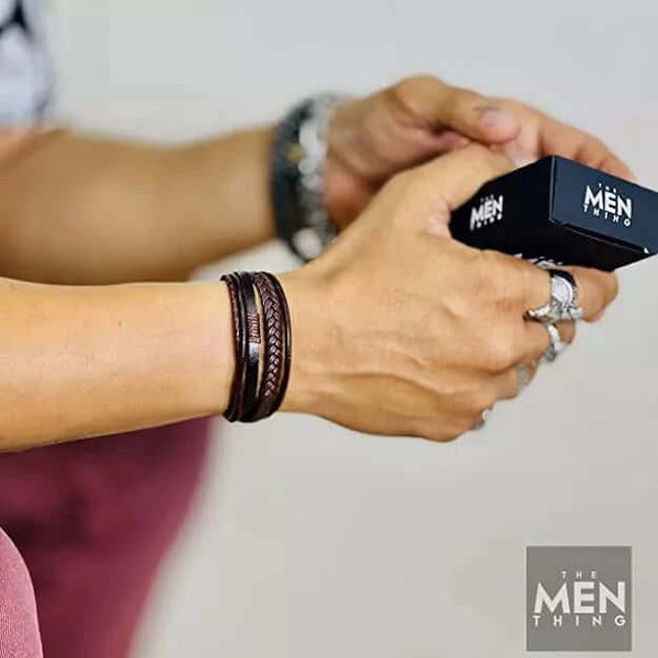 टियर्ड ट्रेजर ब्राउन - पुरुषों के लिए लेदर ब्रेसलेट - पुरुषों और लड़कों के लिए स्टेनलेस स्टील मैग्नेटिक बकल के साथ अमेरिकन स्टाइल असली लेदर मल्टी-लेयर ब्रेडेड ब्रेसलेट
