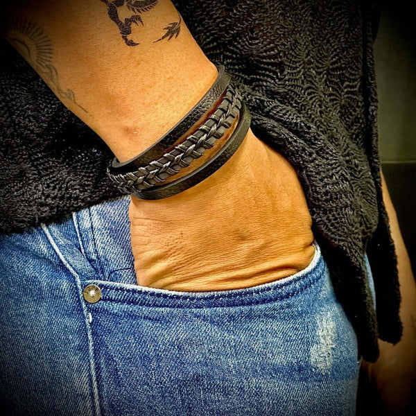TRI-PLY - पुरुषों और लड़कों के लिए मल्टी-लेयर ब्रेडेड, 100% स्टेनलेस स्टील मैग्नेटिक बकल के साथ यूरोपीय स्टाइल असली लेदर ब्रेसलेट (8.5 इंच)