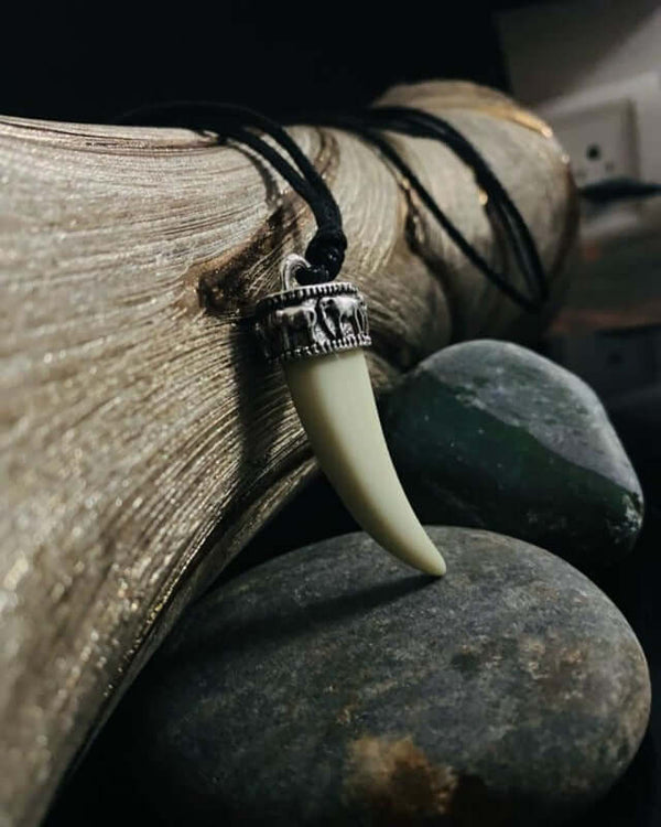 रीगल क्राउन - कृत्रिम आइवरी टस्क पेंडेंट, पुरुषों और लड़कों के लिए काले कॉटन कॉर्ड एडजस्टेबल नेकलेस के साथ प्राचीन सिल्वर क्राउन।