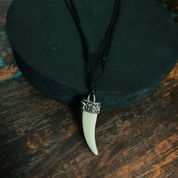 रीगल क्राउन - कृत्रिम आइवरी टस्क पेंडेंट, पुरुषों और लड़कों के लिए काले कॉटन कॉर्ड एडजस्टेबल नेकलेस के साथ प्राचीन सिल्वर क्राउन।