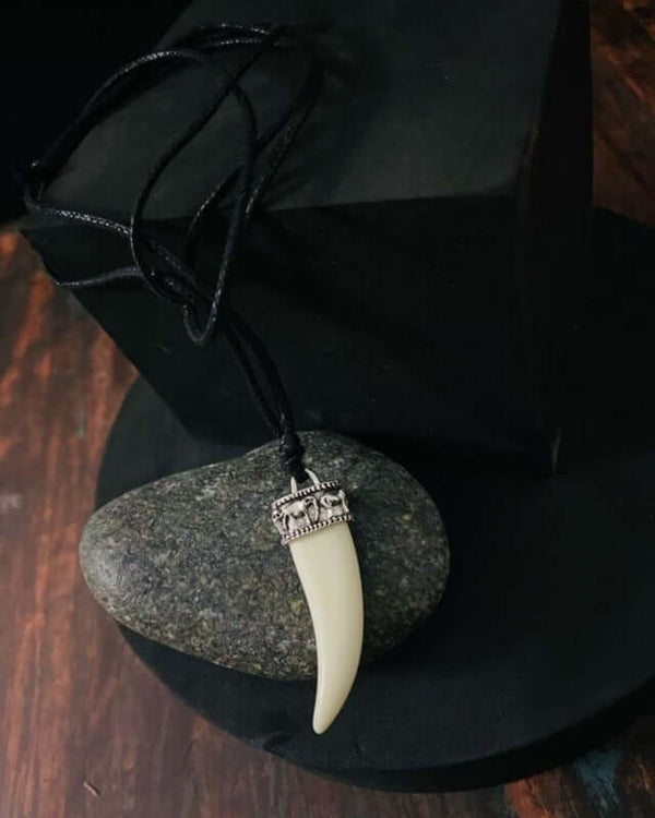 रीगल क्राउन - कृत्रिम आइवरी टस्क पेंडेंट, पुरुषों और लड़कों के लिए काले कॉटन कॉर्ड एडजस्टेबल नेकलेस के साथ प्राचीन सिल्वर क्राउन।