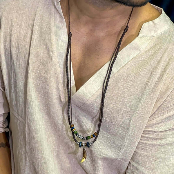 बोहेमियन वुल्फ टूथ - पुरुषों और लड़कों के लिए मनके बहुपरत समायोज्य रस्सी हार के साथ वुल्फ टूथ पेंडेंट