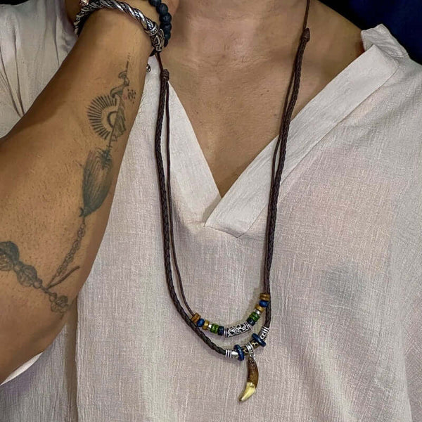 बोहेमियन वुल्फ टूथ - पुरुषों और लड़कों के लिए मनके बहुपरत समायोज्य रस्सी हार के साथ वुल्फ टूथ पेंडेंट