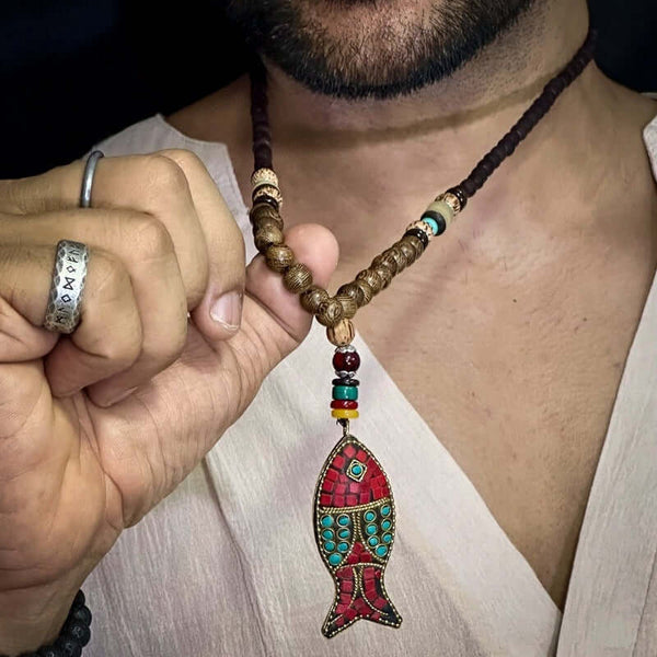 बोहेमियन वुड फिश - हॉर्न फिश पेंडेंट के साथ हस्तनिर्मित लकड़ी के मनके का हार, पुरुषों और लड़कों के लिए लंबा हार (36 इंच)