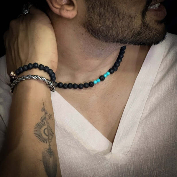 कूल फैब लैगून - प्राकृतिक काला लावा स्टोन नीले मोती के हार के साथ पुरुषों और लड़कों के लिए (एडजस्टेबल केबल चेन के साथ 21 इंच)