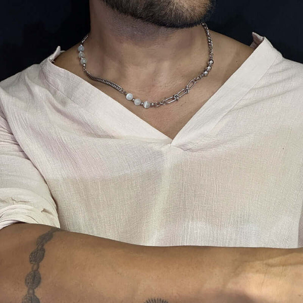 मोतीयुक्त मिश्रण - पुरुषों और लड़कों के लिए स्टील चेन के साथ जुड़े स्टाइलिश ट्रिगॉन मोती हार (22 इंच)