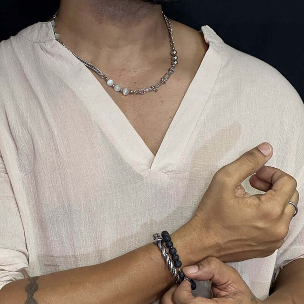 मोतीयुक्त मिश्रण - पुरुषों और लड़कों के लिए स्टील चेन के साथ जुड़े स्टाइलिश ट्रिगॉन मोती हार (22 इंच)