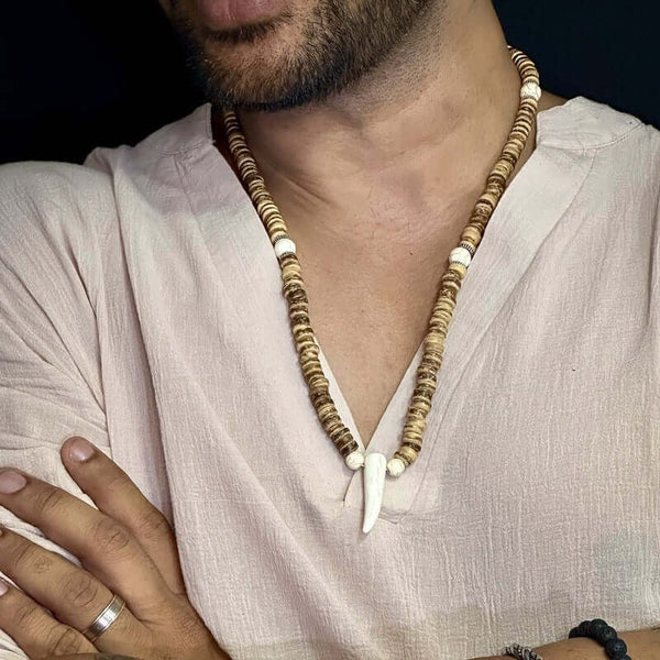 ट्राइबल कोकोनट व्हाइट हॉर्न - पुरुषों और लड़कों के लिए पत्थर के मोतियों के साथ मनके वाला हार हॉर्न टूथ पेंडेंट (24 इंच)