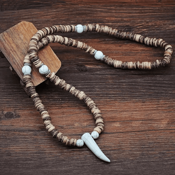 ट्राइबल कोकोनट व्हाइट हॉर्न - पुरुषों और लड़कों के लिए पत्थर के मोतियों के साथ मनके वाला हार हॉर्न टूथ पेंडेंट (24 इंच)