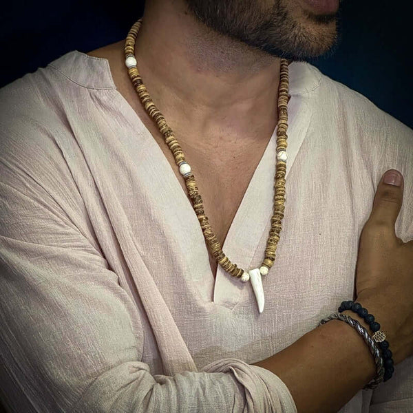 ट्राइबल कोकोनट व्हाइट हॉर्न - पुरुषों और लड़कों के लिए पत्थर के मोतियों के साथ मनके वाला हार हॉर्न टूथ पेंडेंट (24 इंच)