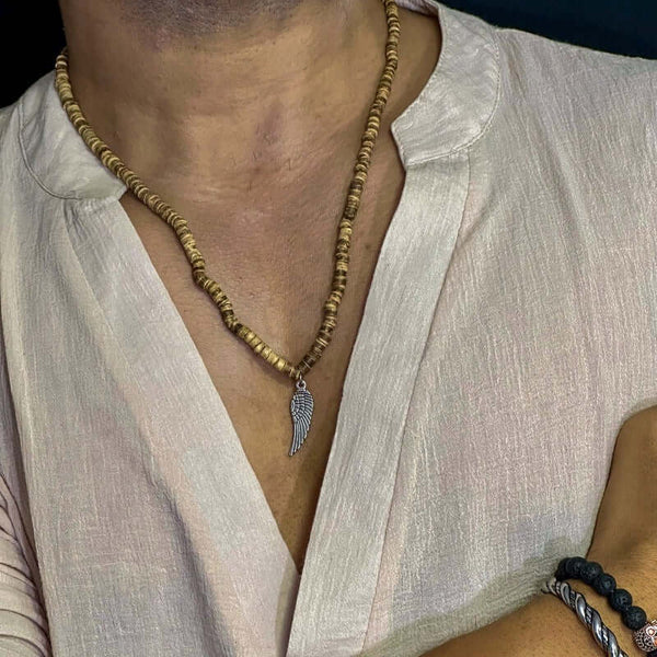 वाइल्डवुड बोहो - पुरुषों और लड़कों के लिए लकड़ी के मनके के साथ पंख पेंडेंट पुरुषों का हार (24 इंच)