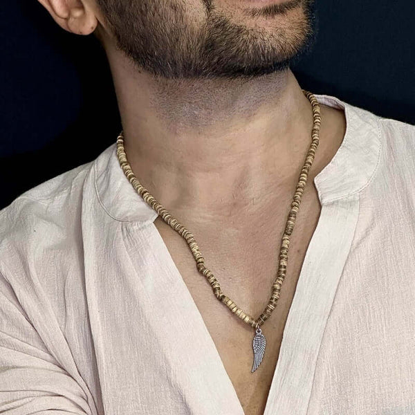 वाइल्डवुड बोहो - पुरुषों और लड़कों के लिए लकड़ी के मनके के साथ पंख पेंडेंट पुरुषों का हार (24 इंच)