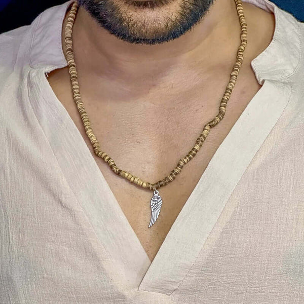 वाइल्डवुड बोहो - पुरुषों और लड़कों के लिए लकड़ी के मनके के साथ पंख पेंडेंट पुरुषों का हार (24 इंच)