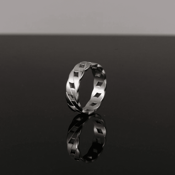 కరీబియన్ ట్విస్ట్ - పురుషులు మరియు అబ్బాయిల కోసం టైటానియం స్టీల్ సిల్వర్ రింగ్ (పరిమాణం-21)