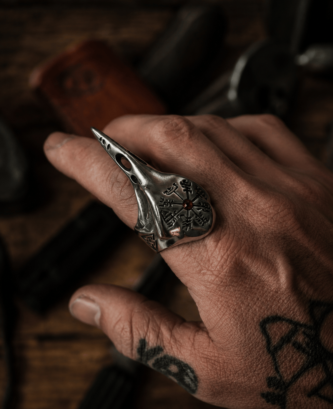 THE MEN THING Rings CROW SKULL VIKING - Titanium Steel Ring with Red Stone - Size 17-21- 24)