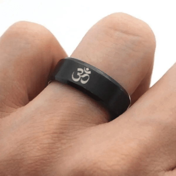 ओम ब्लैक - टाइटेनियम स्टील रिंग पुरुषों और लड़कों के लिए (साइज़ : 22)