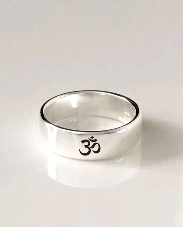 ओम सिल्वर - पुरुषों और लड़कों के लिए टाइटेनियम स्टील की अंगूठी (साइज़ : 22)