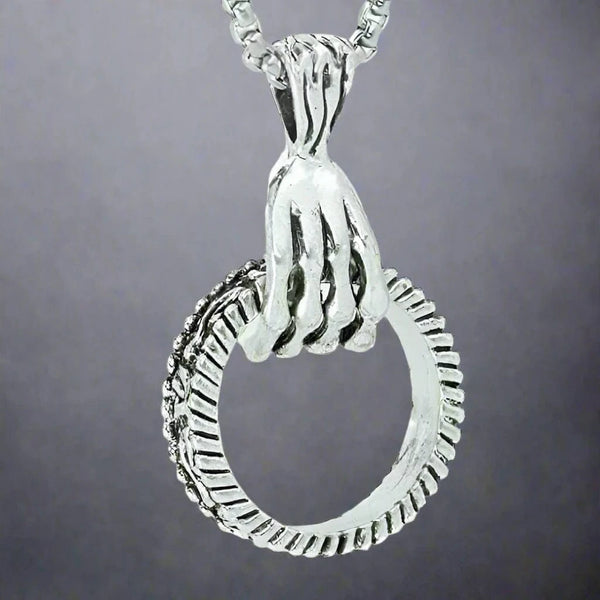 క్లా హ్యాండ్ - స్టెయిన్‌లెస్ స్టీల్‌తో అల్లాయ్ లాకెట్టు 24 అంగుళాల రౌండ్ బాక్స్ చైన్, పురుషులు & అబ్బాయిల కోసం యూరోపియన్ ట్రెండింగ్ స్టైల్