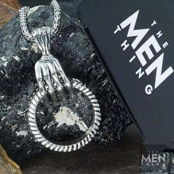 క్లా హ్యాండ్ - స్టెయిన్‌లెస్ స్టీల్‌తో అల్లాయ్ లాకెట్టు 24 అంగుళాల రౌండ్ బాక్స్ చైన్, పురుషులు & అబ్బాయిల కోసం యూరోపియన్ ట్రెండింగ్ స్టైల్