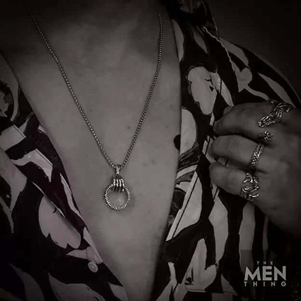 క్లా హ్యాండ్ - స్టెయిన్‌లెస్ స్టీల్‌తో అల్లాయ్ లాకెట్టు 24 అంగుళాల రౌండ్ బాక్స్ చైన్, పురుషులు & అబ్బాయిల కోసం యూరోపియన్ ట్రెండింగ్ స్టైల్