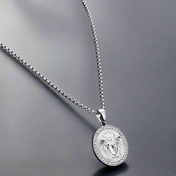 కర్ల్ క్వీన్ - స్వచ్ఛమైన స్టెయిన్‌లెస్ స్టీల్ 24 అంగుళాల రౌండ్ బాక్స్ చైన్‌తో అల్లాయ్ లాకెట్టు, పురుషులు & అబ్బాయిల కోసం అమెరికన్ ట్రెండింగ్ స్టైల్