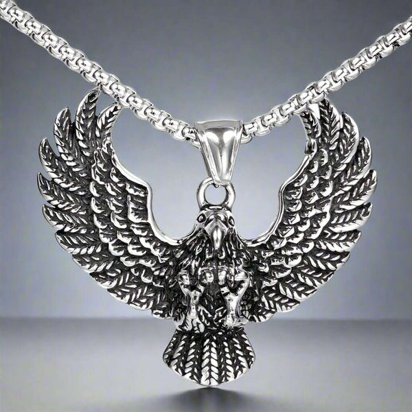 ఈగల్ క్యాచ్ (T) - స్టెయిన్‌లెస్ స్టీల్ 24 అంగుళాల రౌండ్ బాక్స్ చైన్‌తో స్వచ్ఛమైన టైటానియం స్టీల్ లాకెట్టు, పురుషులు & అబ్బాయిల కోసం యూరోపియన్ ట్రెండింగ్ స్టైల్