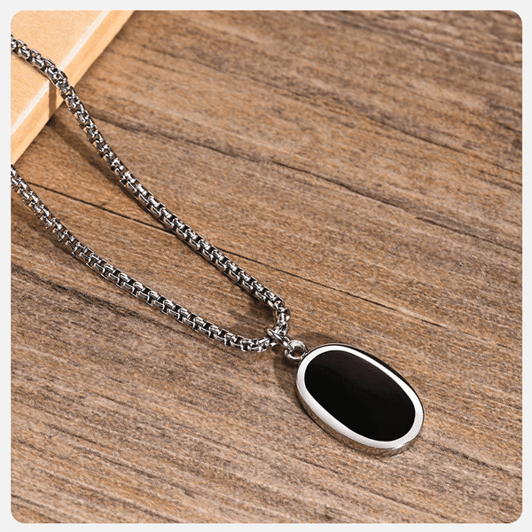 ఎక్లిప్స్ బ్లాక్ - పురుషులు & అబ్బాయిల కోసం 24 అంగుళాల రౌండ్ బాక్స్ చైన్‌తో స్వచ్ఛమైన టైటానియం స్టీల్ లాకెట్టు