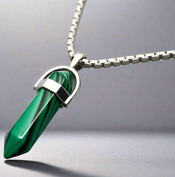 గ్రీన్ లావా వారియర్ - పురుషుల కోసం స్వచ్ఛమైన స్టెయిన్‌లెస్ స్టీల్ 24 అంగుళాల చైన్‌తో కూడిన స్పానిష్ స్టైల్ నెక్‌వేర్- పురుషులు & అబ్బాయిల కోసం రౌండ్ బాక్స్ చైన్ & లాకెట్టు