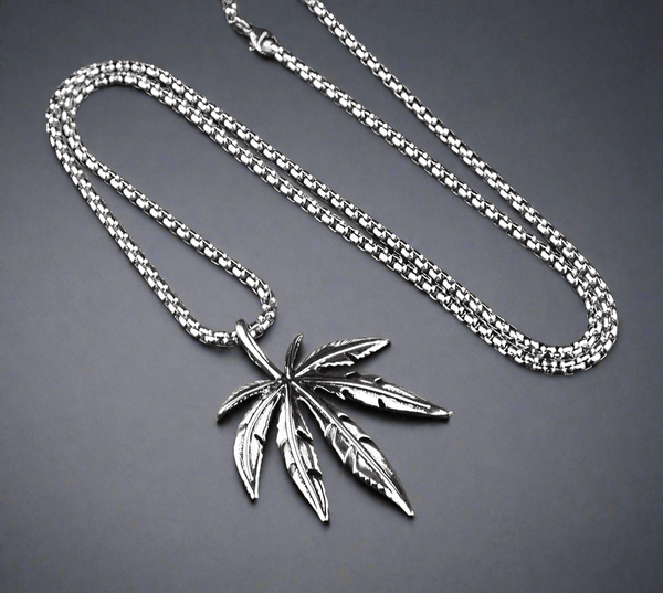 లీఫెన్ (T) - స్టెయిన్‌లెస్ స్టీల్‌తో కూడిన స్వచ్ఛమైన టైటానియం స్టీల్ లాకెట్టు 24 అంగుళాల రౌండ్ బాక్స్ చైన్, పురుషులు & అబ్బాయిల కోసం యూరోపియన్ ట్రెండింగ్ స్టైల్