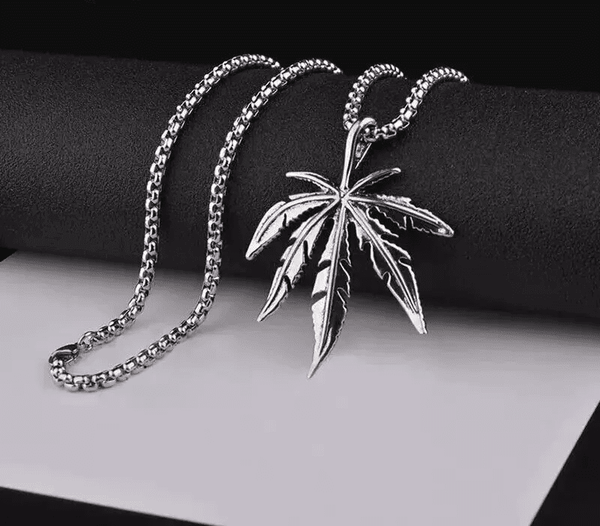 లీఫెన్ (T) - స్టెయిన్‌లెస్ స్టీల్‌తో కూడిన స్వచ్ఛమైన టైటానియం స్టీల్ లాకెట్టు 24 అంగుళాల రౌండ్ బాక్స్ చైన్, పురుషులు & అబ్బాయిల కోసం యూరోపియన్ ట్రెండింగ్ స్టైల్