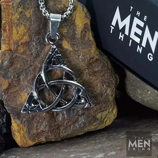 లక్కీ నాట్ - స్వచ్ఛమైన స్టెయిన్‌లెస్ స్టీల్ 24 అంగుళాల రౌండ్ బాక్స్ చైన్‌తో అల్లాయ్ లాకెట్టు, పురుషులు & అబ్బాయిల కోసం యూరోపియన్ ట్రెండింగ్ స్టైల్